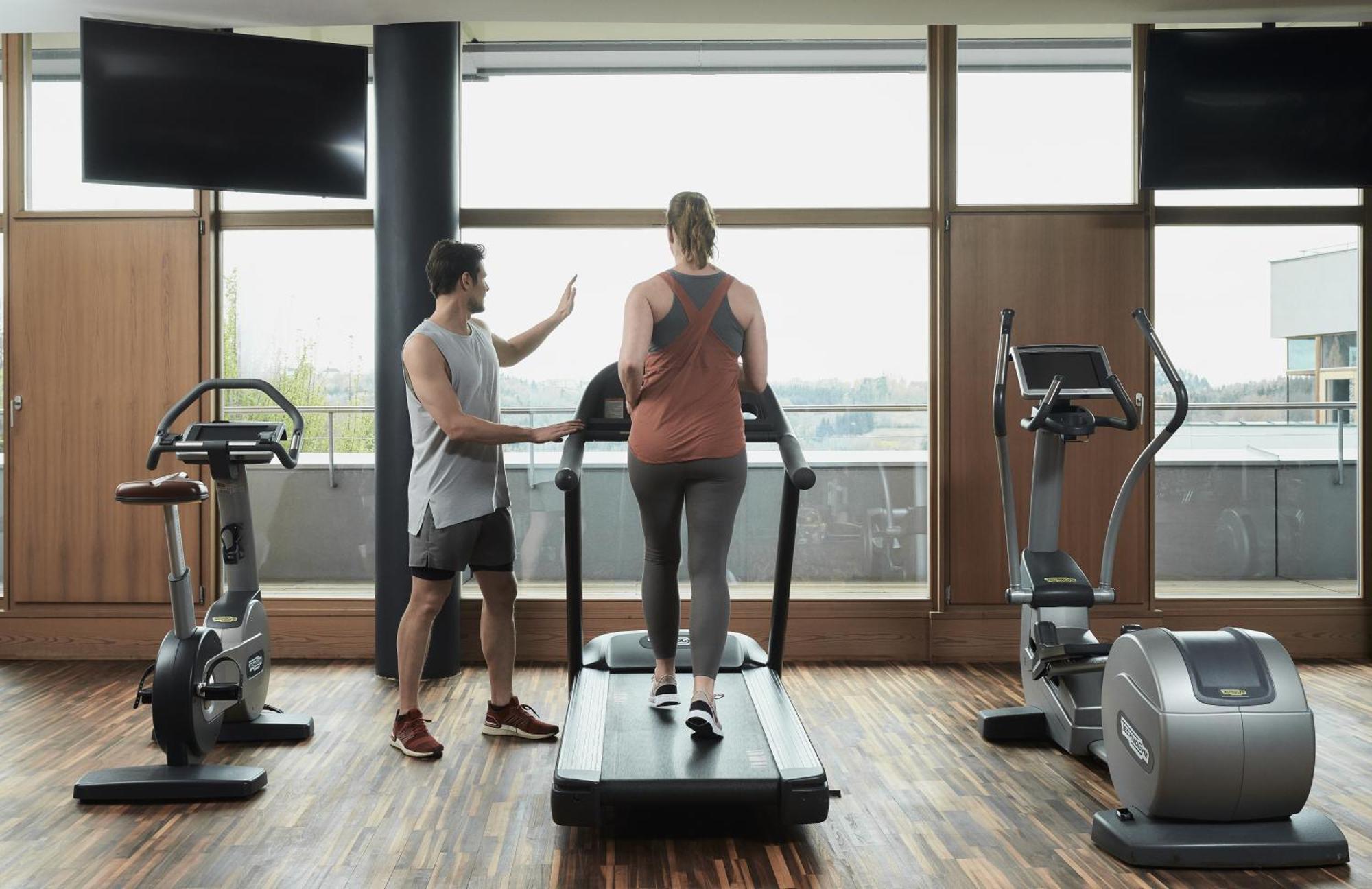Falkensteiner Balance Resort Stegersbach - Adults Only 외부 사진 A personal trainer coaching a client on a treadmill