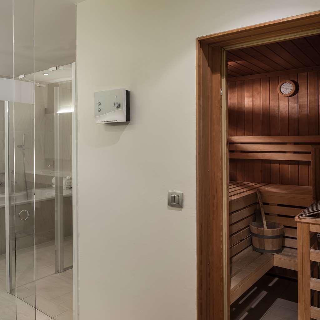 Falkensteiner Balance Resort Stegersbach - Adults Only 객실 사진 A shower and sauna in a hotel