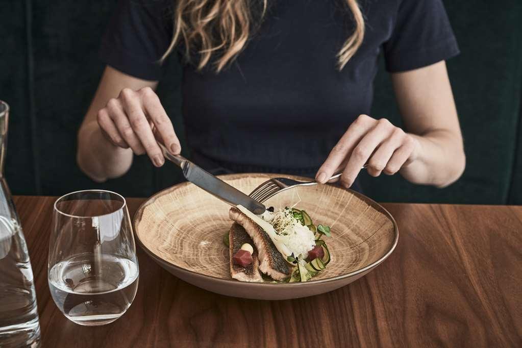 Falkensteiner Balance Resort Stegersbach - Adults Only 레스토랑 사진 A woman using a knife and fork to eat a salad